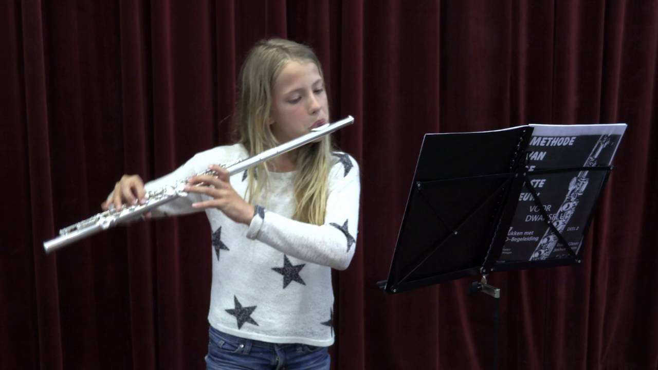 Simone (11 jaar) demonstreert de dwarsfluit