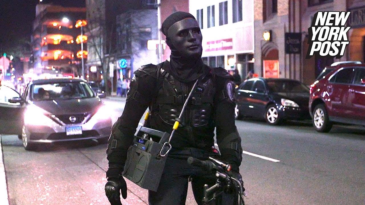 «Маньяк в маске» — реальный мститель, обеспечивающий безопасность улиц | Необыкновенные люди | Ne...