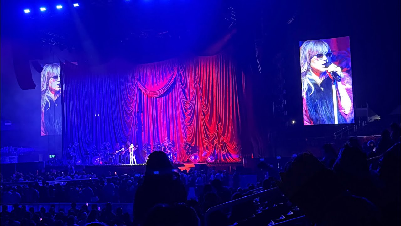 Suki Waterhouse Opening for Laufey 