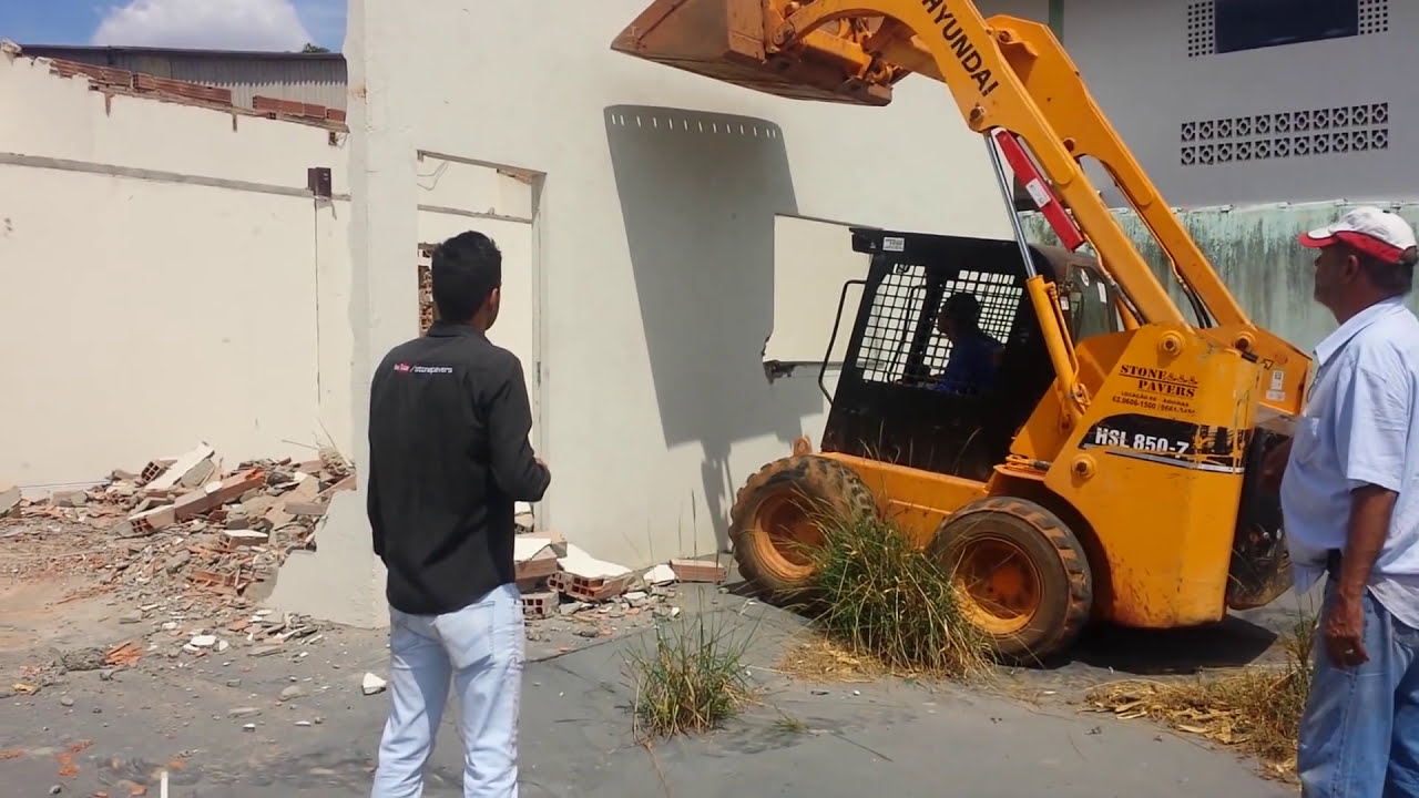Mini carregadeira HYUNDAI HSL850-7 fazendo demolicão de casa em Goiânia-GO - STONE PAVERS