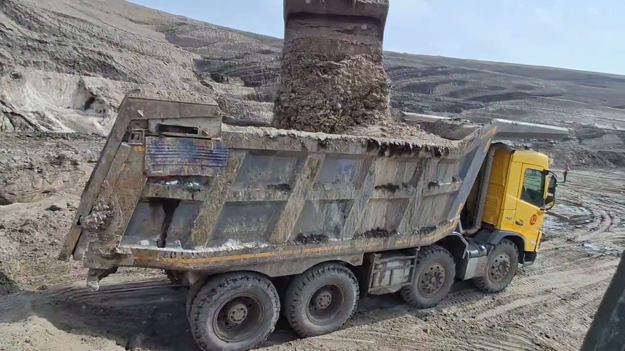 #VideoVolvo FMX460 8x4 tipper and Volvo machine 4EC480DL loading only video
