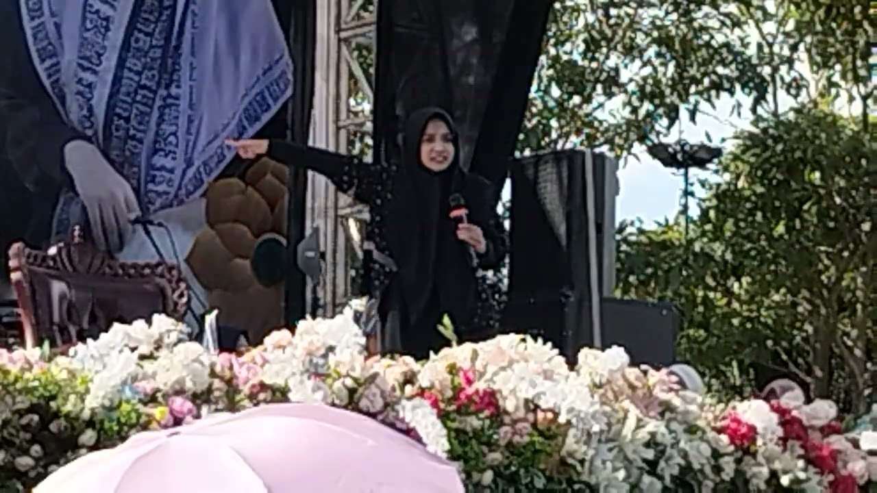 Ceramah Ning Uumi Laila Di Lapangan Desa Majaksingi Borobudur Magelang Ja Teng