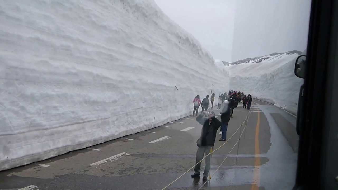 雪の大谷　バスの車窓から　立山黒部アルペンルート