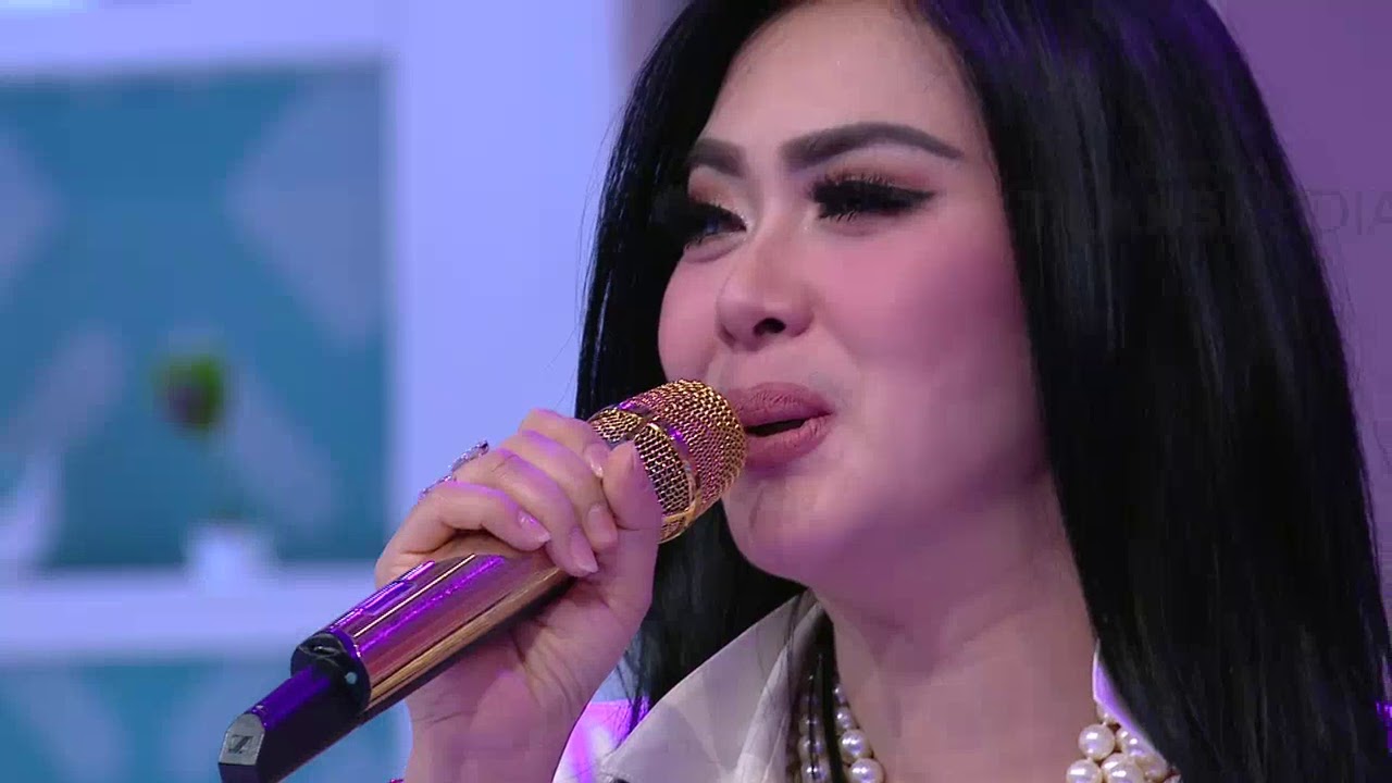 BROWNIS - Gaya Glamour Incess Syahrini Bikin Heboh (11/9/17) 4-4