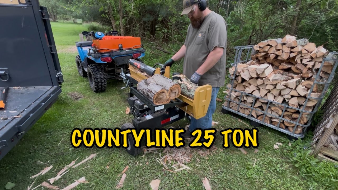Колка дров с помощью 25-тонного дровокола CountyLine.