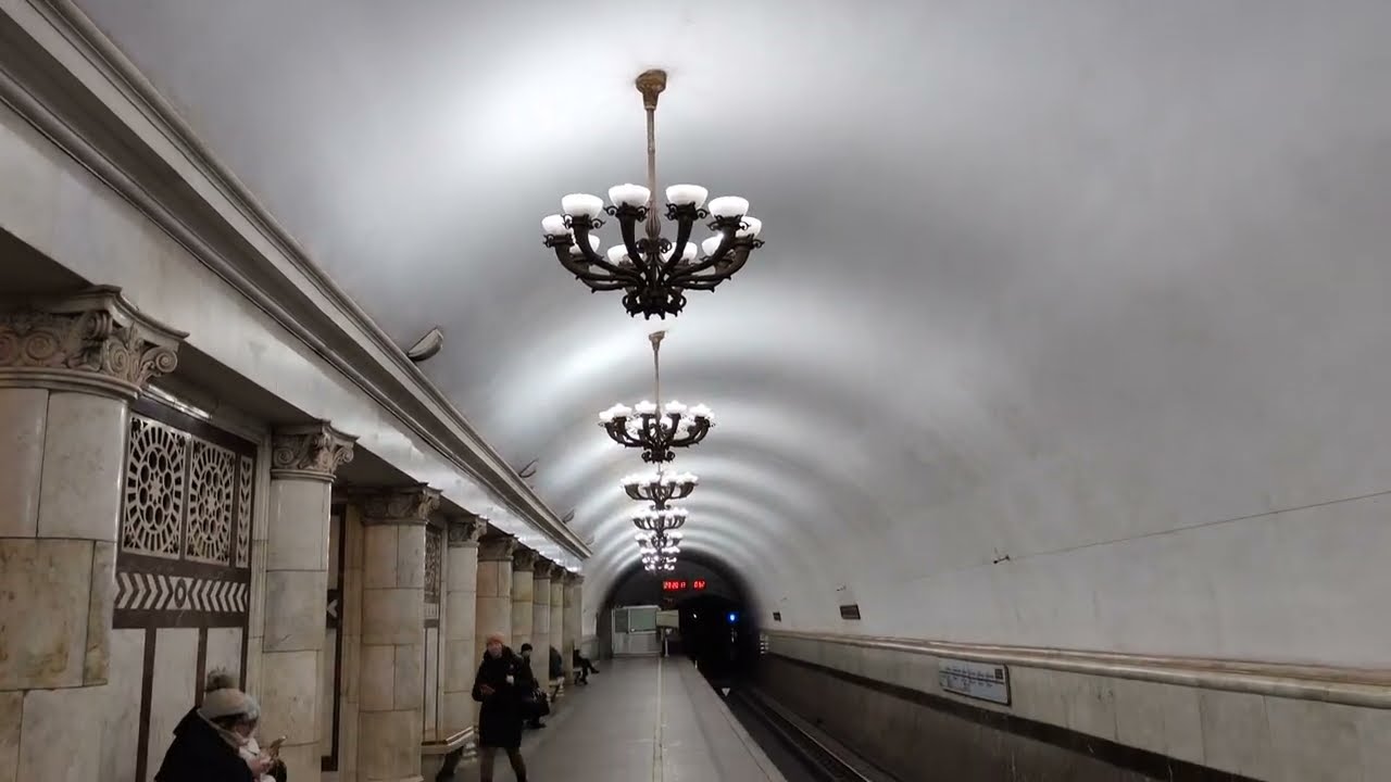 Станция #metro Павелецкая-кольцевая Люстры имперского размаха освещающие дорогу в коммунизм Часть 2