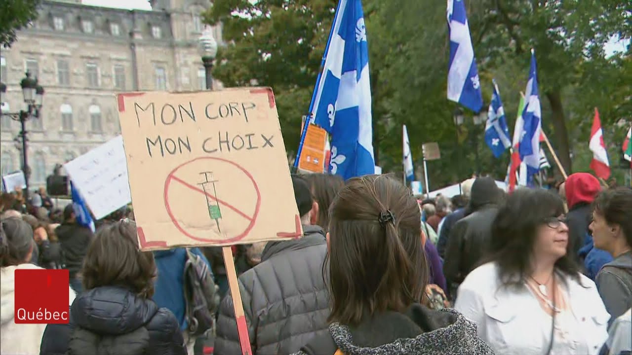 Des centaines de manifestants contre les mesures sanitaires à Québec