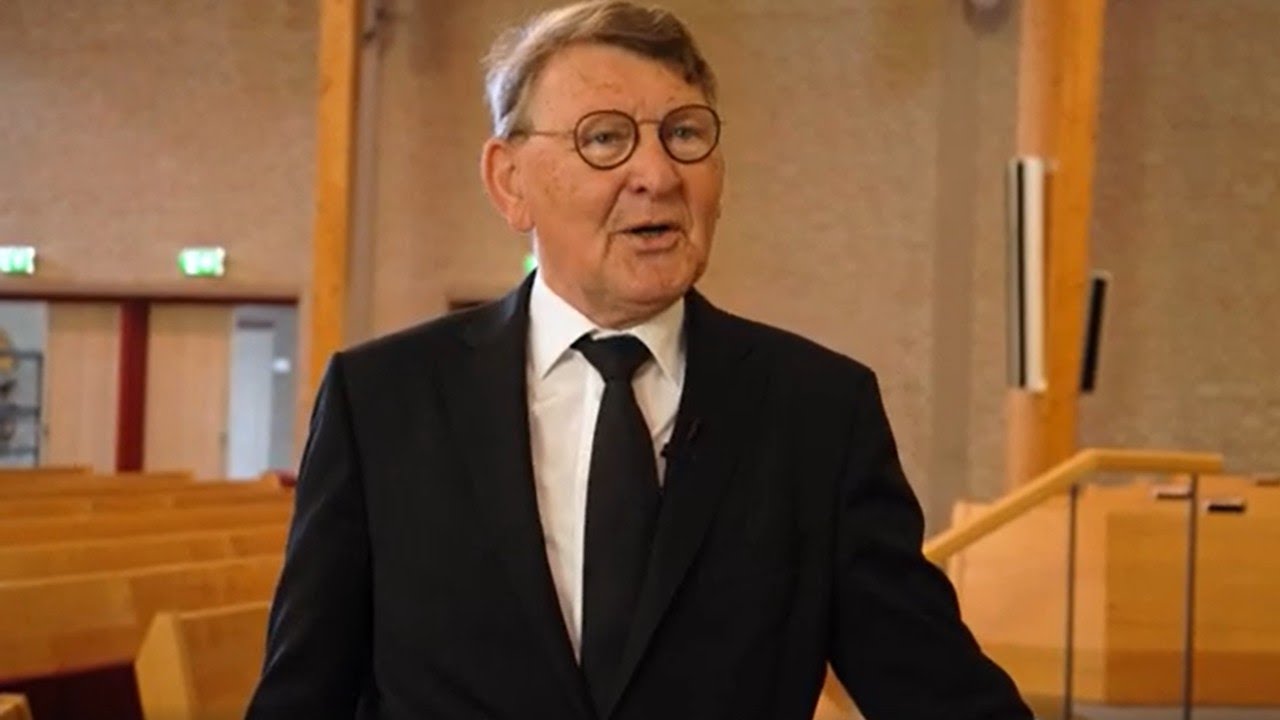 Of ik de eerste steen mocht leggen van de nieuwe kerk. E&eacute;n man stond op en zei: 