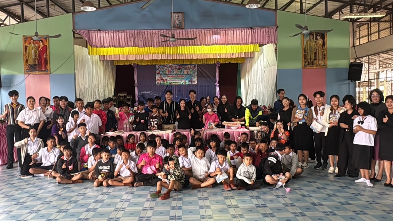 องค์การค้าของ สกสค. มอบอุปกรณ์การเรียนและไอศกรีมให้กับนักเรียนโรงเรียนบ้านหนองบัว ￼￼￼