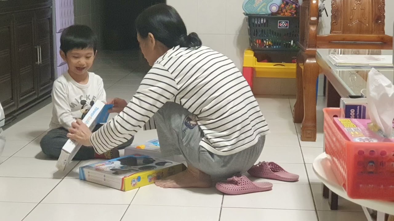 阿嬤陪孫，快不行了想找阿公換手結果😆｜咚4y3m18d