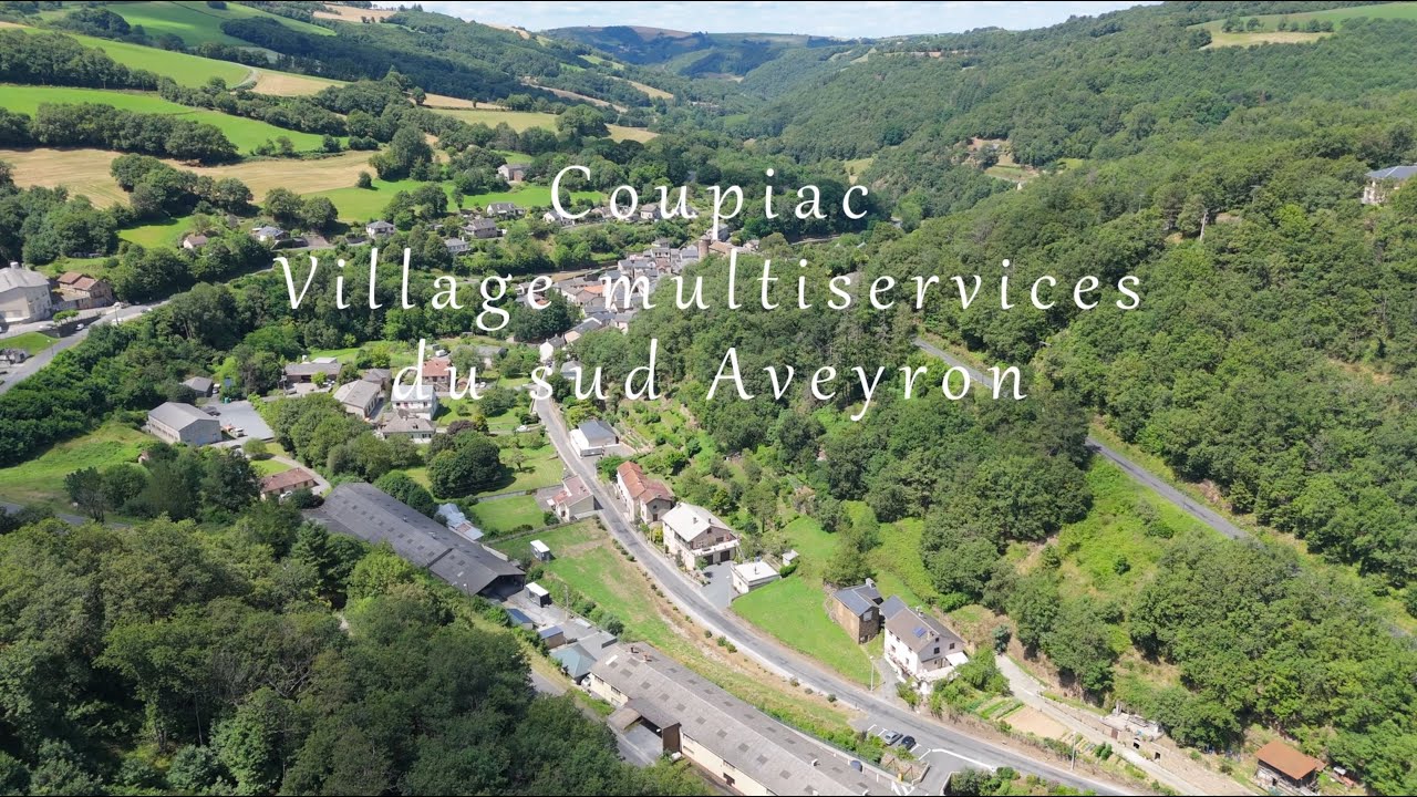 Coupiac, village multi-services du sud Aveyron vue du ciel