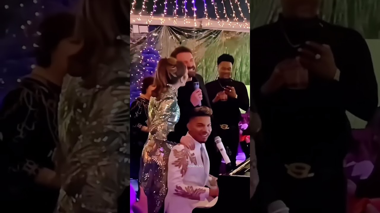 Merry Christmas! Even Ben sings ! #jlo #jenniferlopez #bennifer #benaffleck