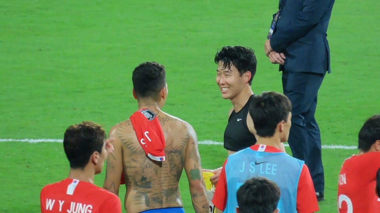 파비뉴와 유니폼을 교환하는 손흥민