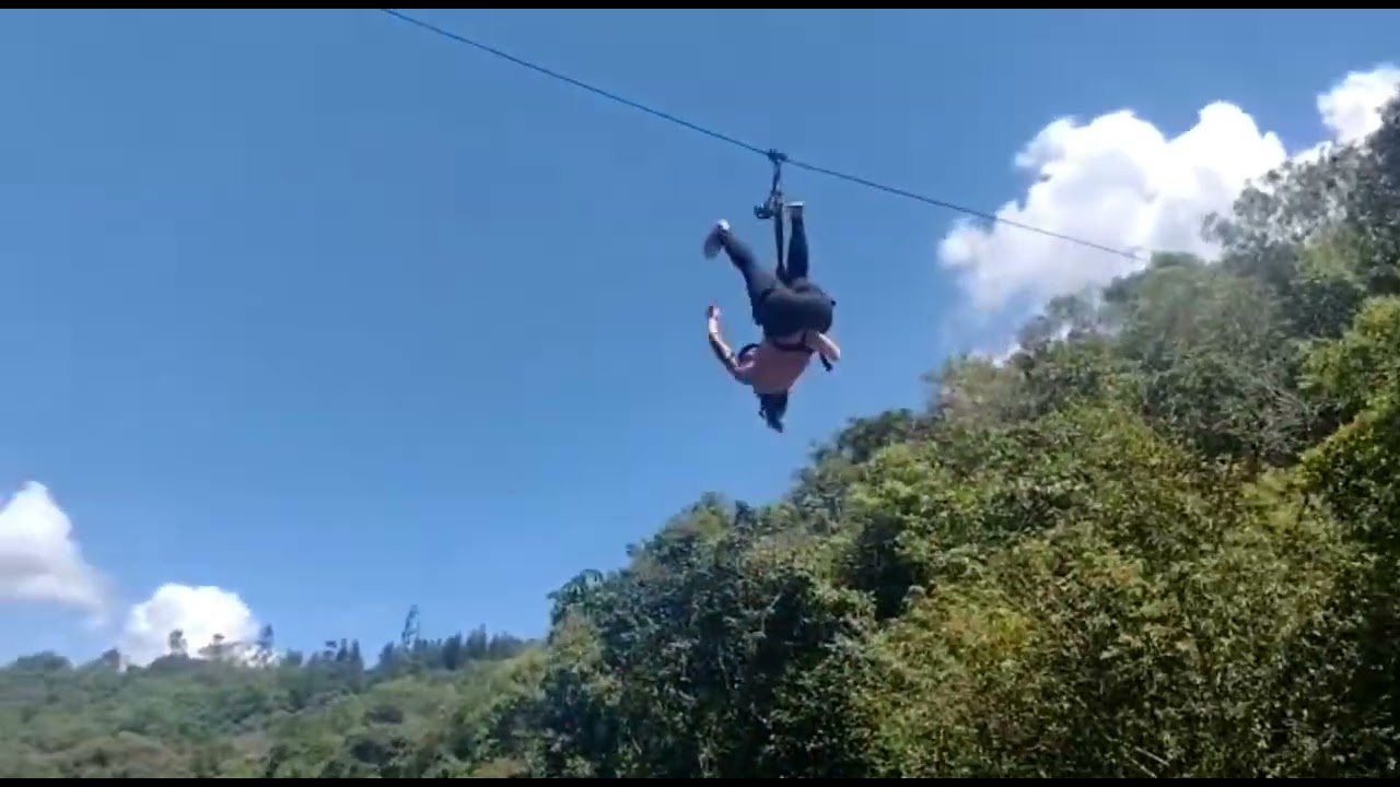 Tirolesa na reserva picada ver&atilde;o