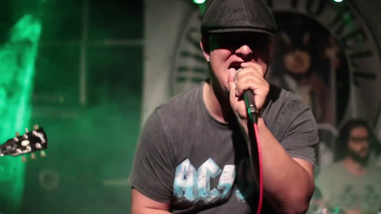 Shoot to Thrill cover by Highway to Hell tribute band