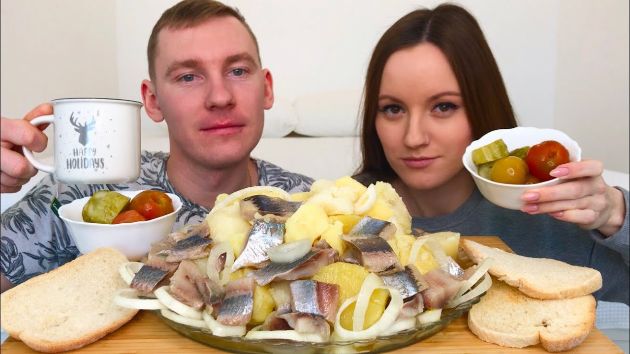 МУКБАНГ КАРТОШКА С СЕЛЕДКОЙ по домашнему ответы на вопросы MUKBANG POTATOES WITH HERRING