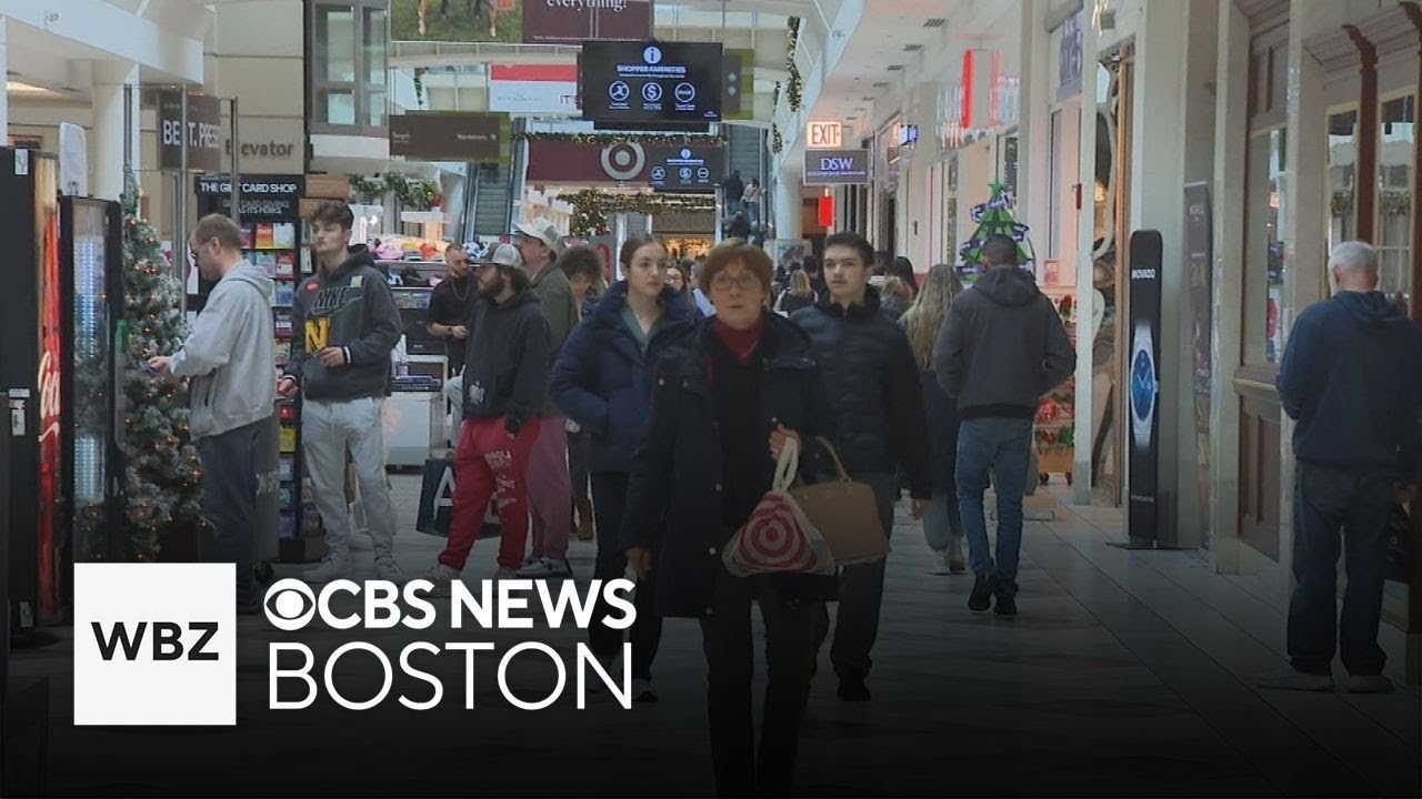 Super Saturday brings shoppers into Massachusetts mall for last minute gifts