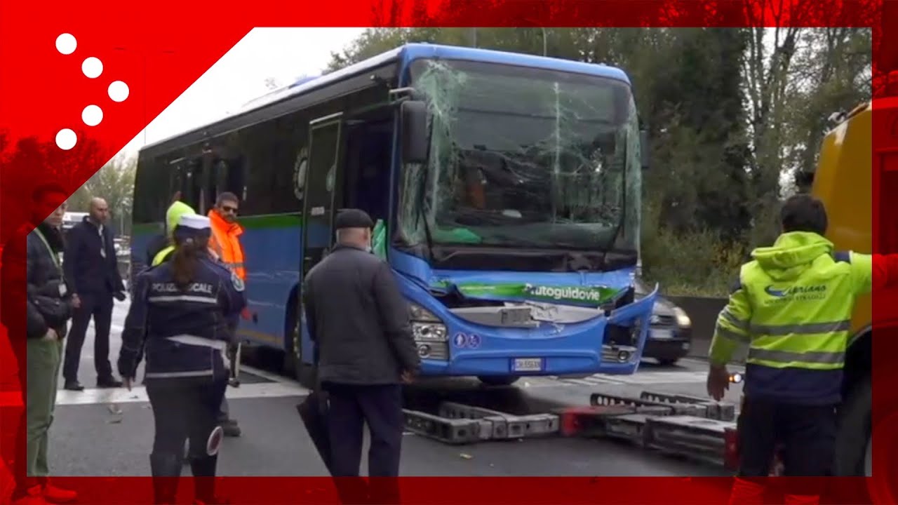 San Donato Milanese, autobus di linea tampona camion: una decina di feriti tra i passeggeri