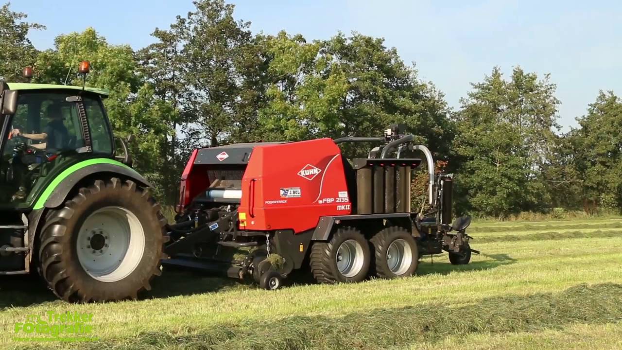 Loonbedrijf Bol aan het ronde balen persen met Kuhn FBP 2135 MKII