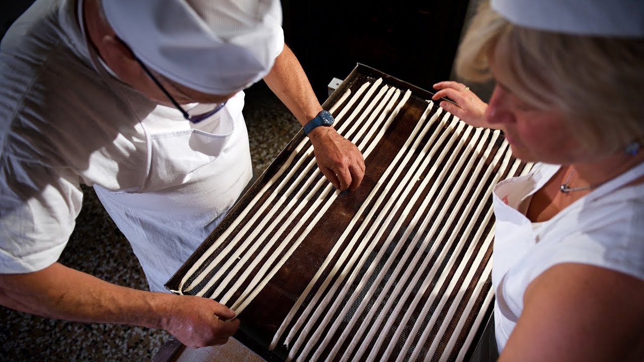 I grissini “stirati a mano” / Cravero - Barolo / Hand-stretched breadsticks