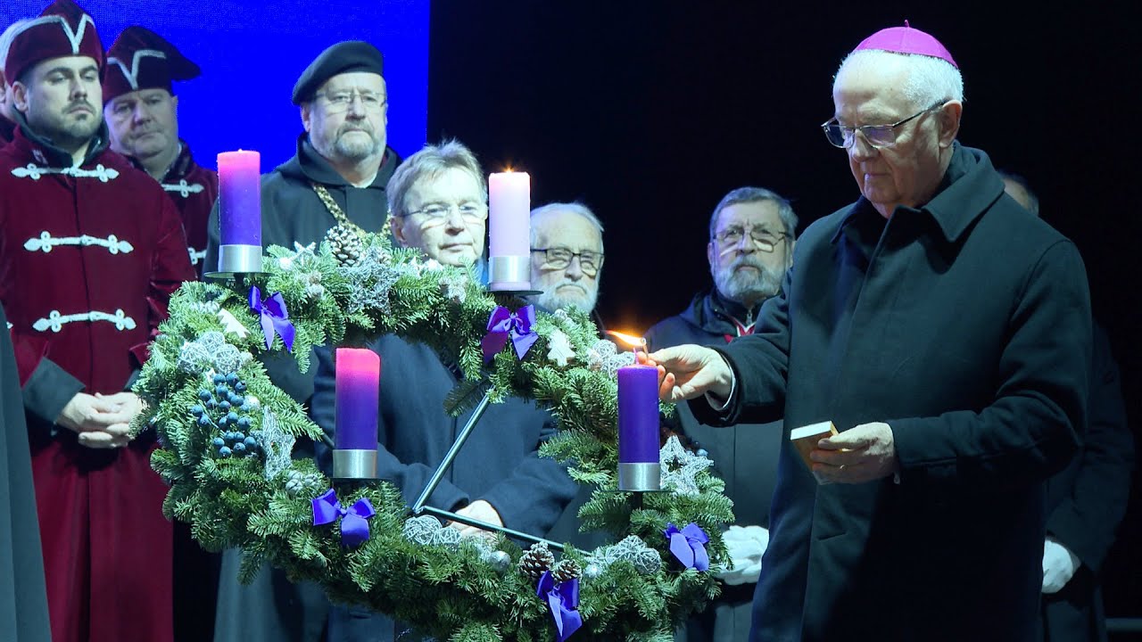 Felgyúlt a negyedik adventi fény Eger főterén