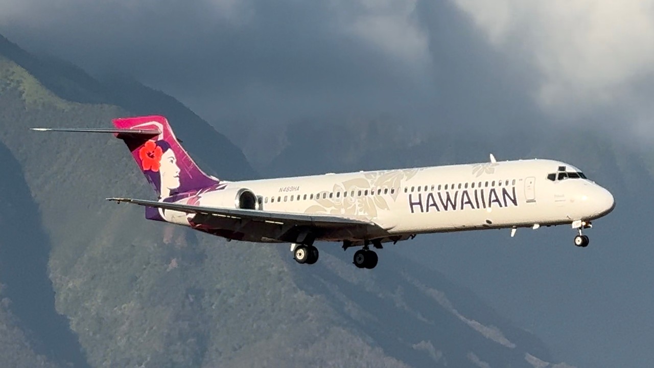 Planespotting | Kahului Airport (OGG/PHOG) - Maui, Hawaii | Takeoffs & Landings | #16 [4K]