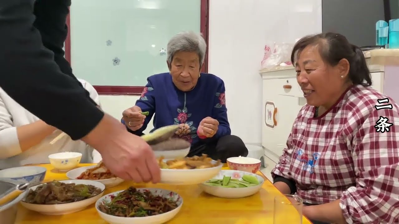 农村老妈挑豆太辛苦，俩孙子心疼来帮忙，晚饭二条喝酒姥姥看馋了#乡村味道 #传承好家风