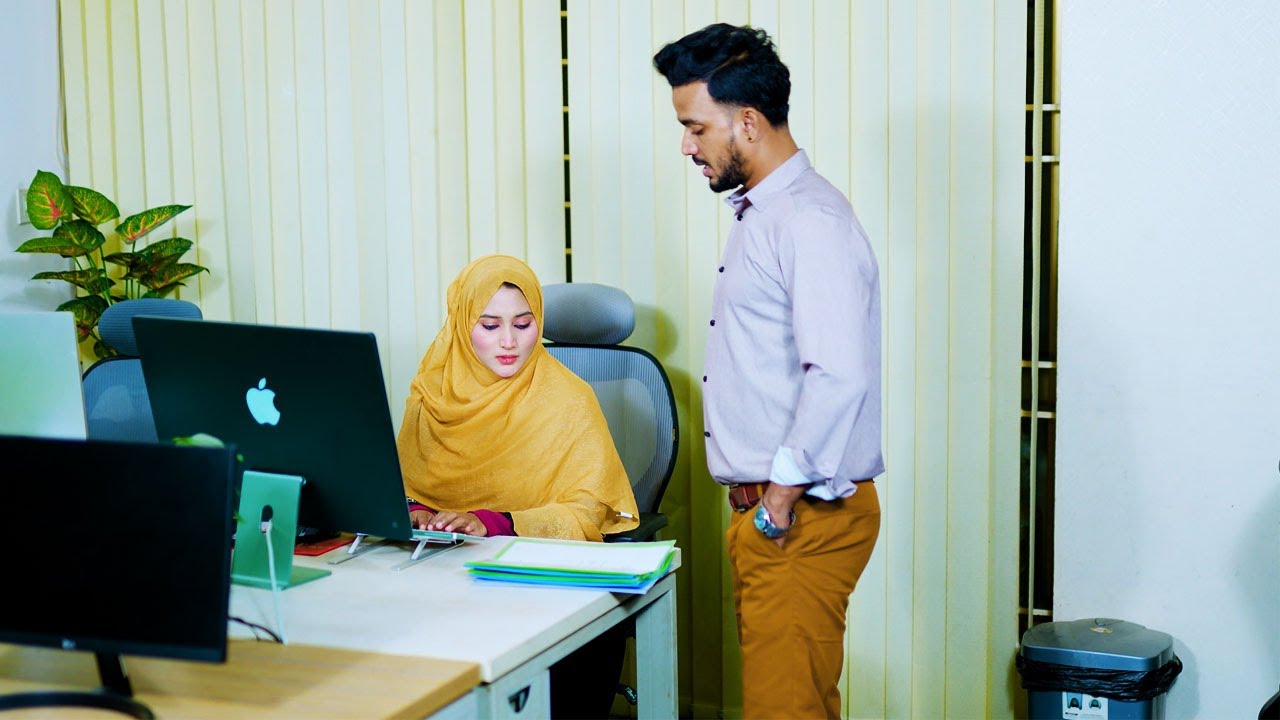 বোরকা পরায় কর্মচারীকে অপমান করলো কোম্পানির বস ! Short Film 2025