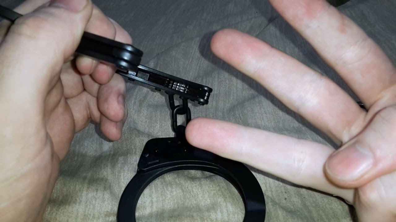 🇬🇧 TCH 822B Dual Keyhole Black Superior (XL) size handcuffs OVERVIEW