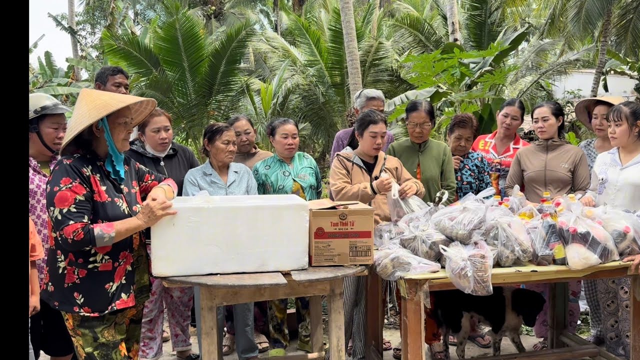 Bà con vui mừng nhận quà Tết | CSTN