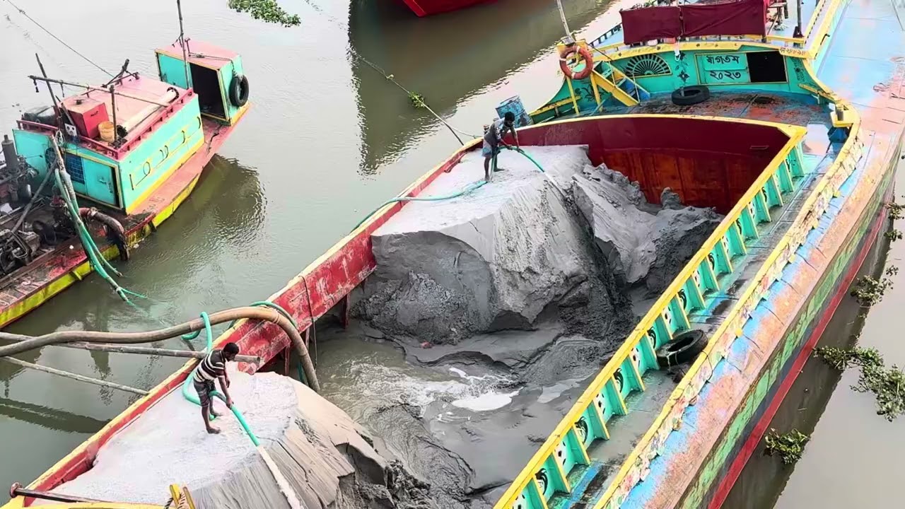 টলার থেকে কিভাবে ভাল তুলতে হয় হাজীগঞ্জ বাজার ব্রিজের উপর থেকে ভিডিও করা