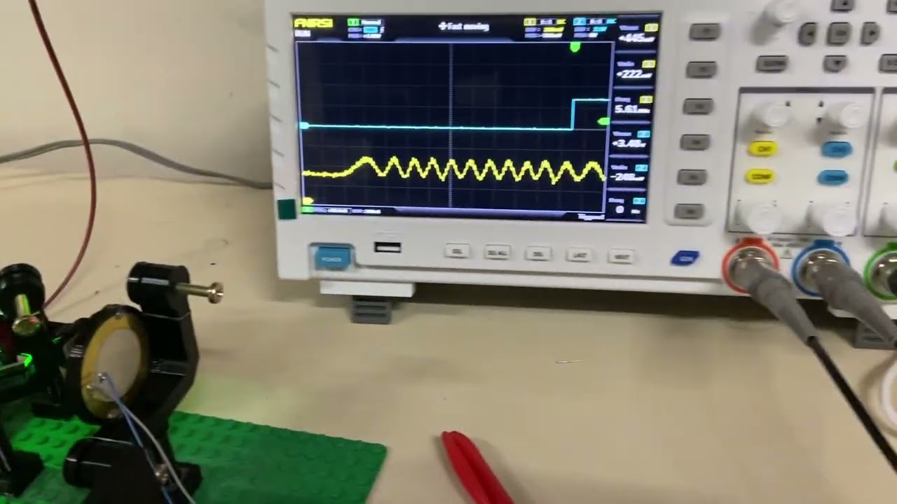 Interferômetro com piezo para deslocamento do caminho óptico 