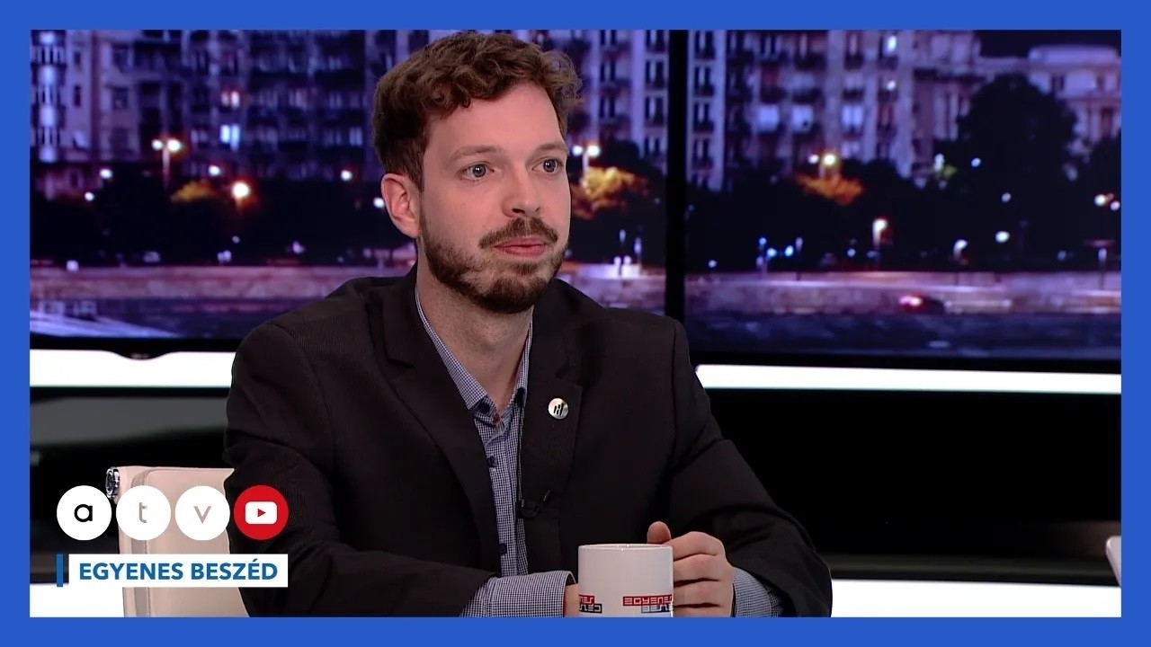 Floppy lemezeken adták át a miniszterelnök-jelölti vitát követelő petíciót a Fidesz-székháznál