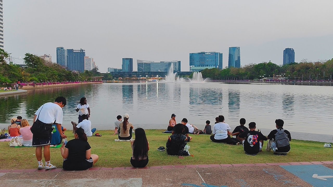 ถ้าทุกคนเที่ยวชมบรรยากาศสวนเบญจกิติยามเย็น☺️☺️