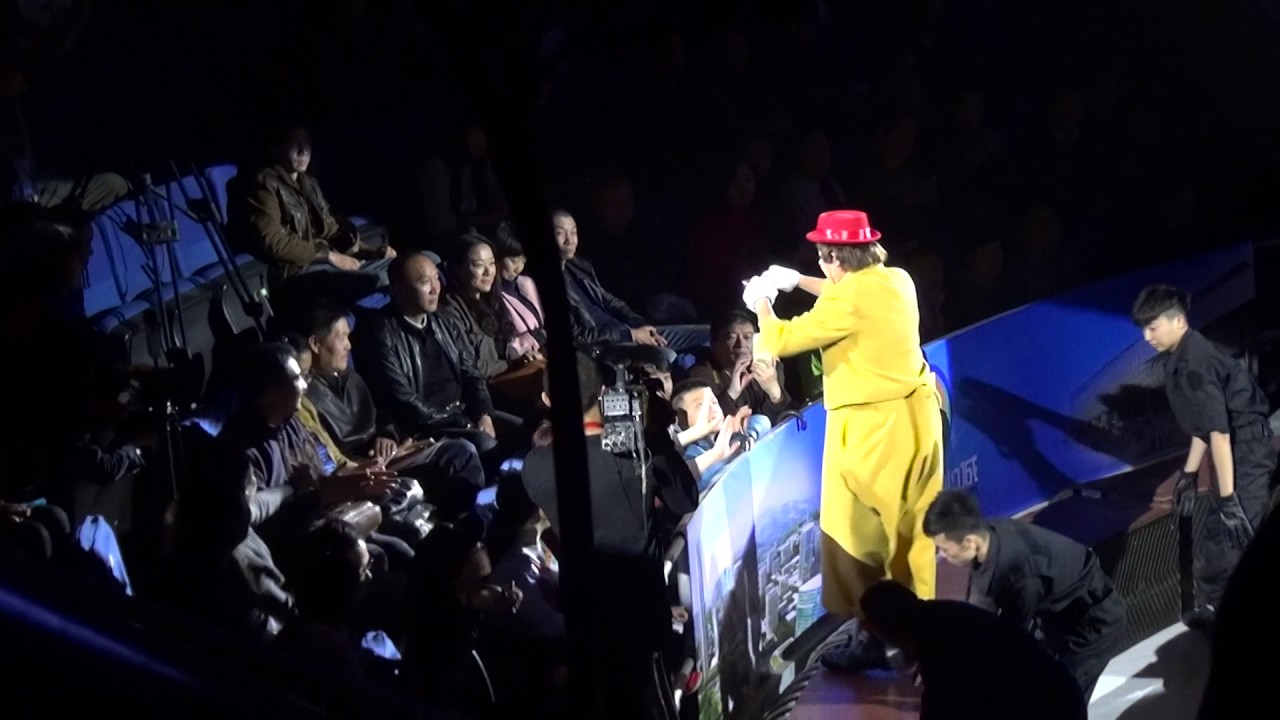 Клоун. Реприза пылесос. 12 Wuhan International Acrobatic Art Festival 2016