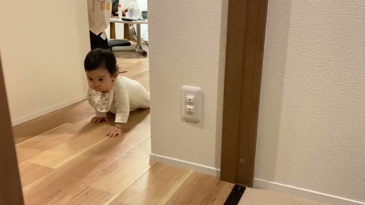ハイハイで娘をお風呂に誘導する親