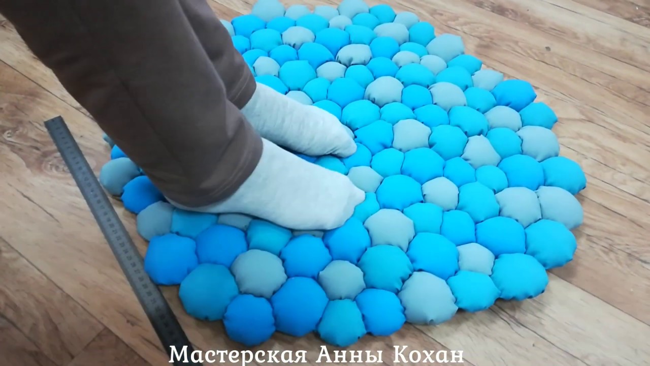 DIY🧶КОВРИК ИЗ ПОМПОНОВ своими руками🧶Мягкий коврик из ткани🧶Детский прикроватный ковер🧶