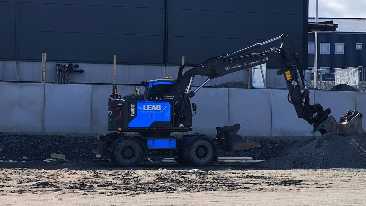 volvo ewr170e cab and bucket view laying out gravel 🤟