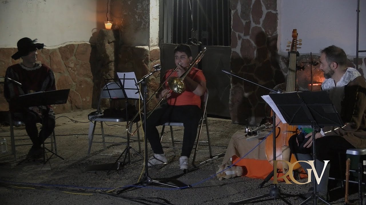 El debut de Adrian en la Ermita de la Virgen del Pilar en Huélamo (Cuenca).