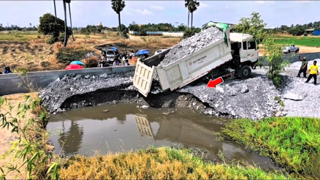 Driving Backwards The Landslide Rolled into The water Bulldozer DH17C3Pro Helps Rescue 25 ton Truck
