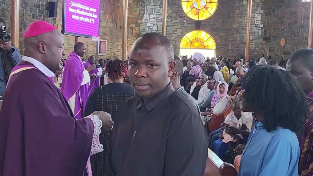 Askofu Oseso abariki majivu na kupaka Mapadri / Wakristu kichwani kama ishara ya TOBA na UNYENYEKEVU