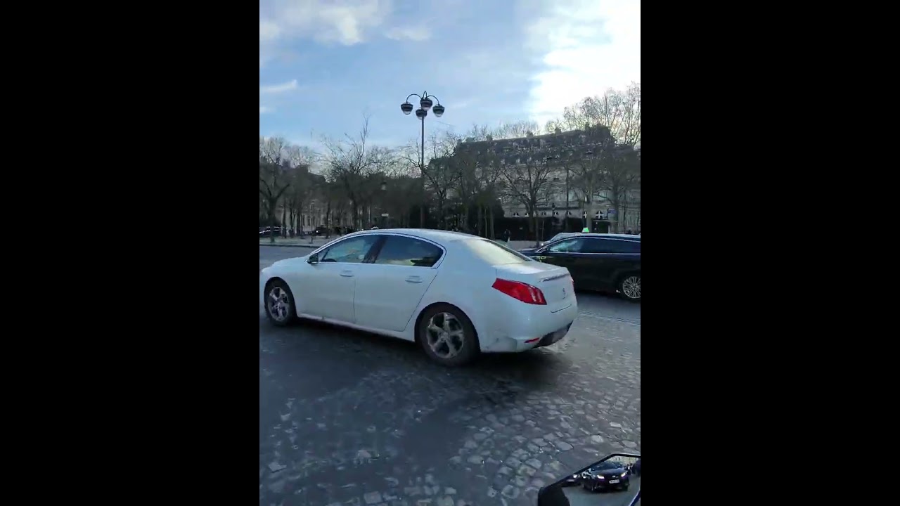 Driving Around Paris’ Most Iconic Circle (POV)