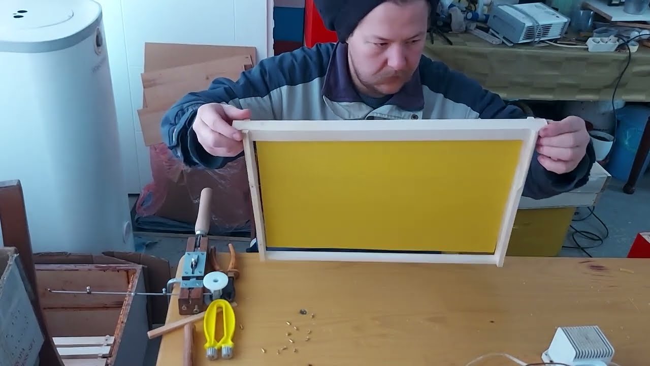 Sklapanje ramova i postavljanje satnih osnova- DB ram/ Installing DB bee hives frames