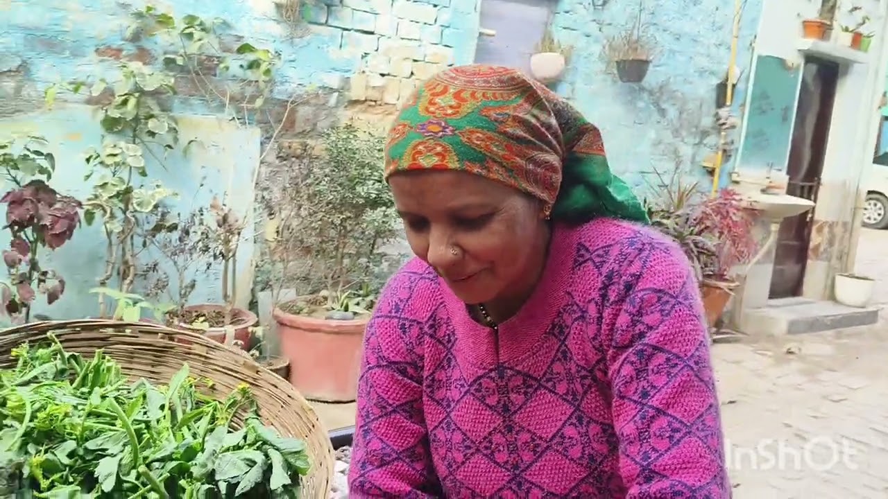 सरसों का साग बनाती हुई