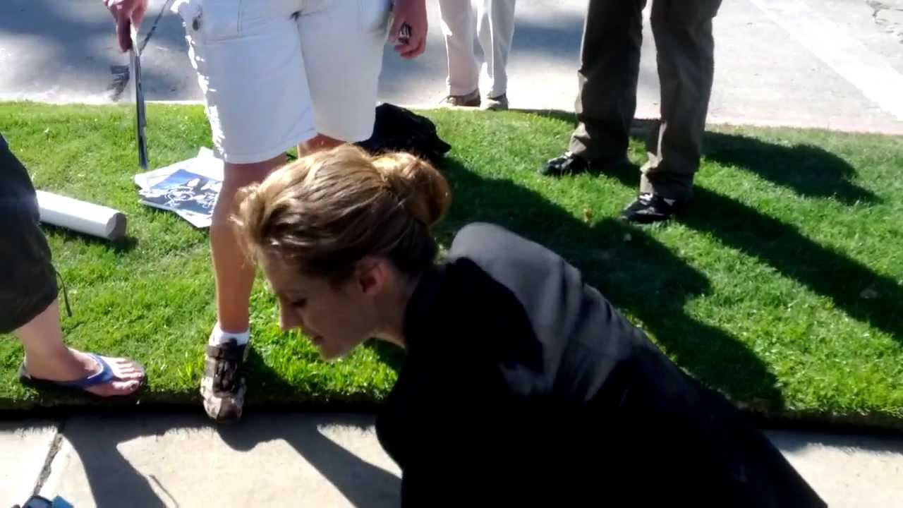Stana Katic Signing Fan Stuff - August 27, 2013 (part 2)