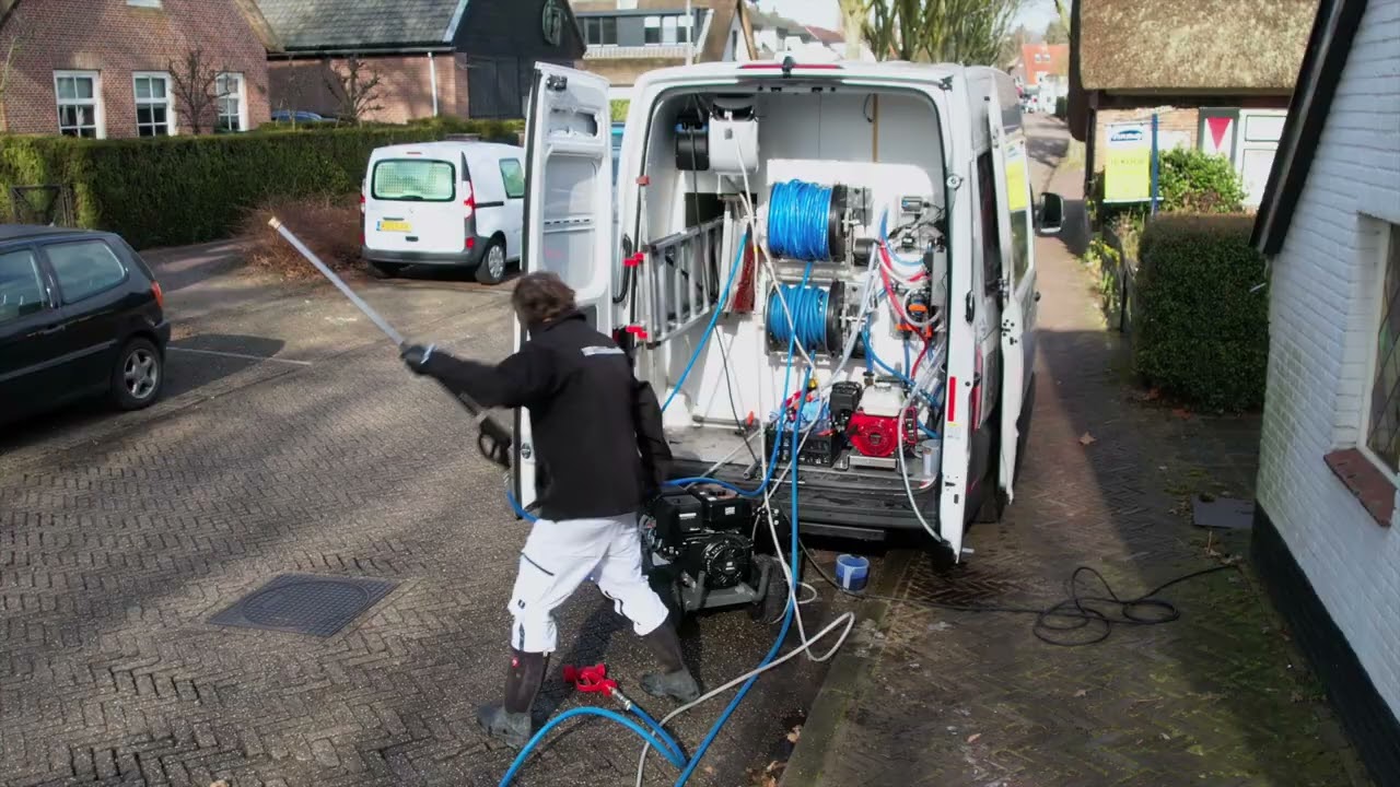 Project in Laren – Reiniging van een wit huis met groene aanslag en mos
