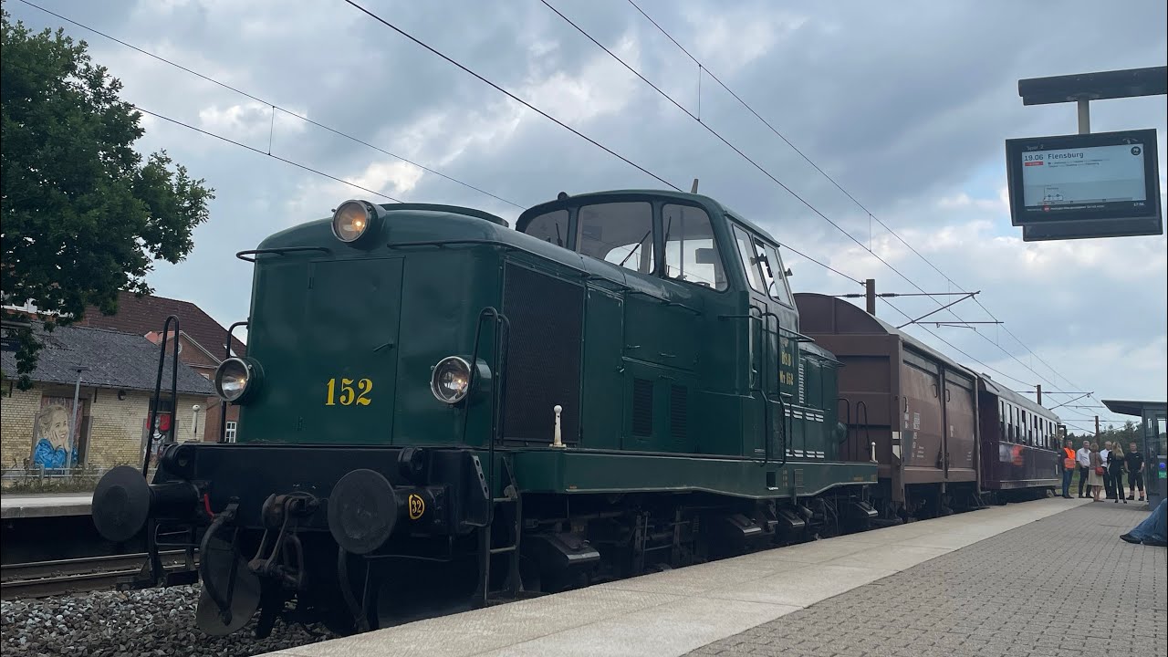 DSB MT 152 med 2 vogne mod Bramming som materieltog