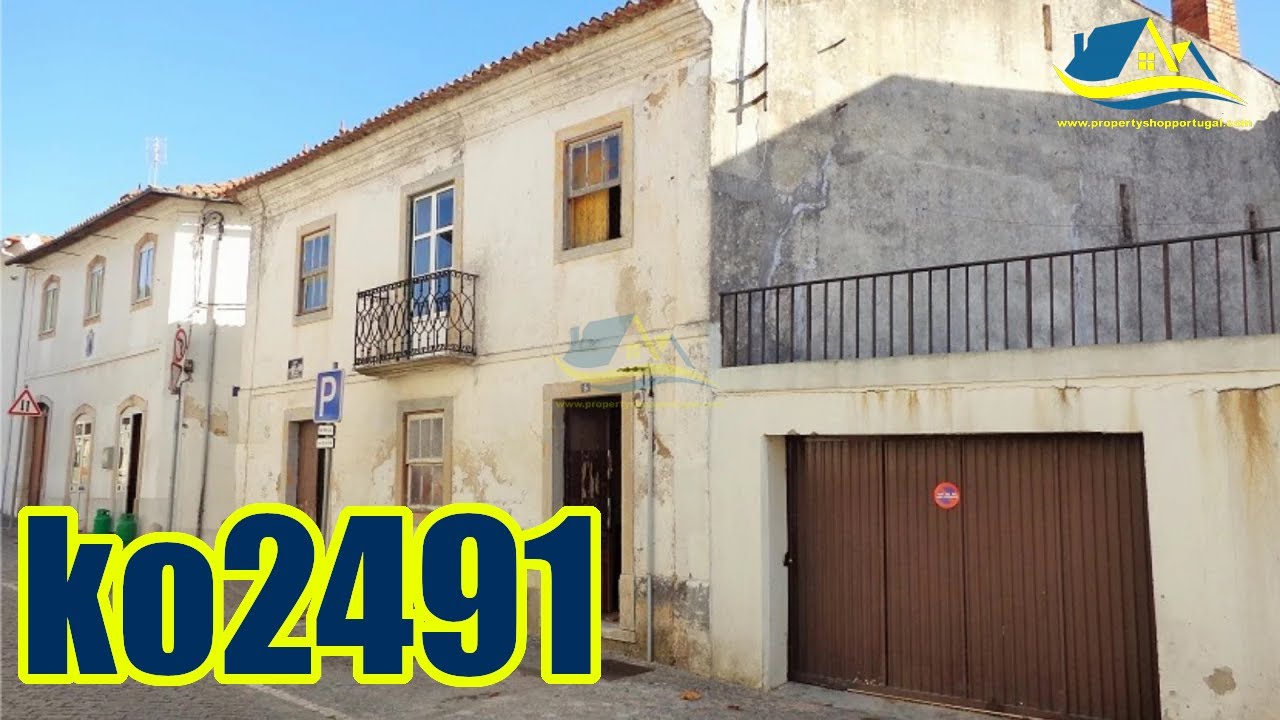 Spacious village property for renovation located in the historic zone of Espinhal.