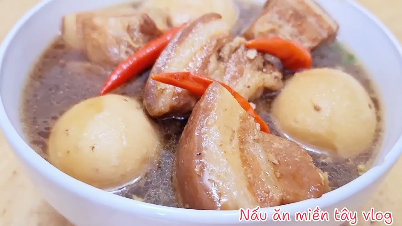 Bà Tám vô bếp nấu món thịt ba rọi kho trứng gà.