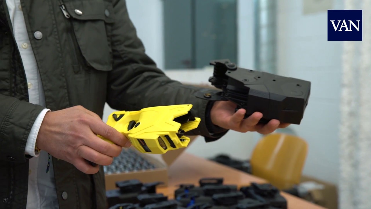 Las primeras pistolas eléctricas de los Mossos d'Esquadra